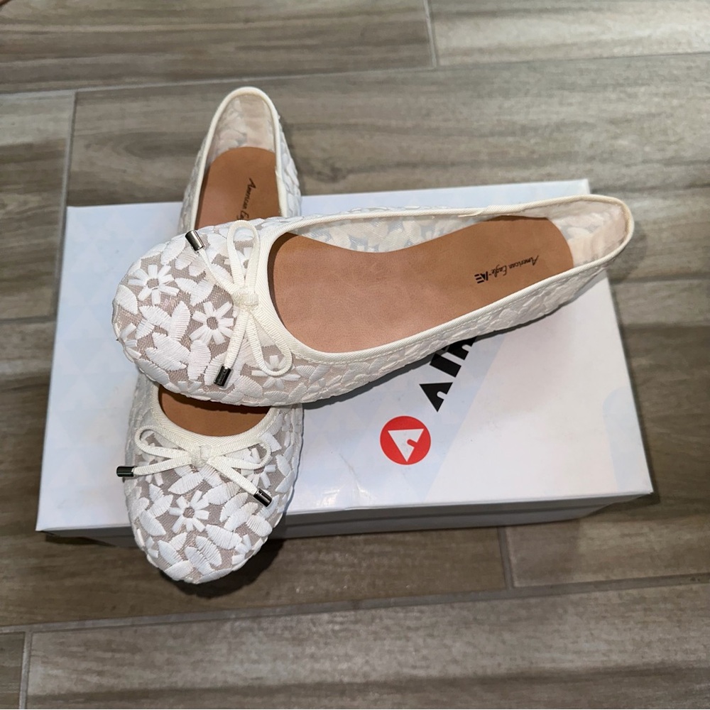 American Eagle Women's White Lace Floral Flats
